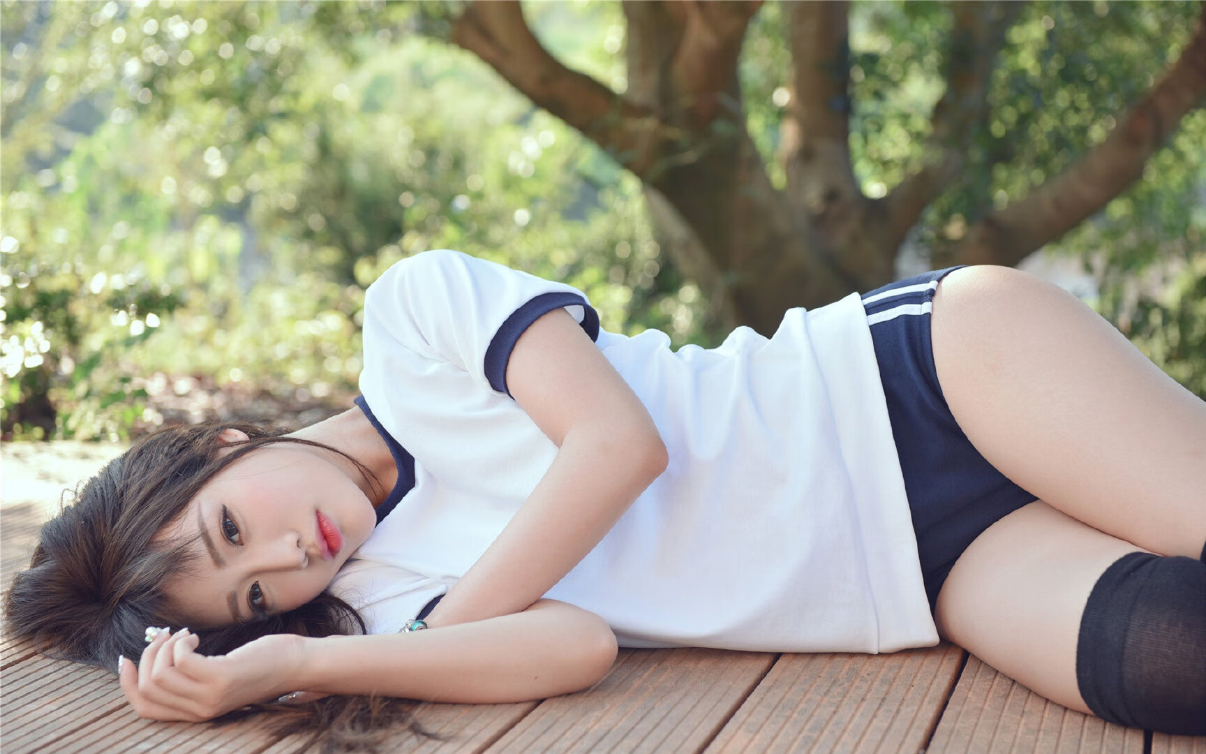 九游体育网站入口-台风过后海边冲浪赛,迎风破浪展英姿,台风即将过去 海面少了波浪