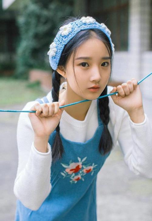 九游体育网站入口-台风过后海边冲浪赛,迎风破浪展英姿,台风即将过去 海面少了波浪